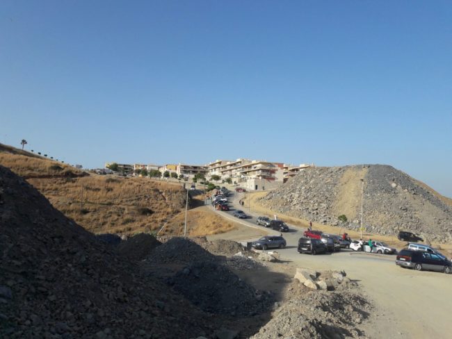 Unas 300 personas cruzan la frontera de Ceuta con mercancías por los carriles de vehículos