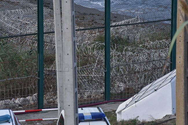 “Cuando la valla se lleva dentro y nuestra mirada es afilada concertina”
