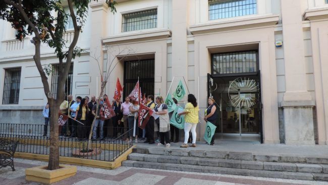Funcionarios de Correos se concentran por mejoras laborales