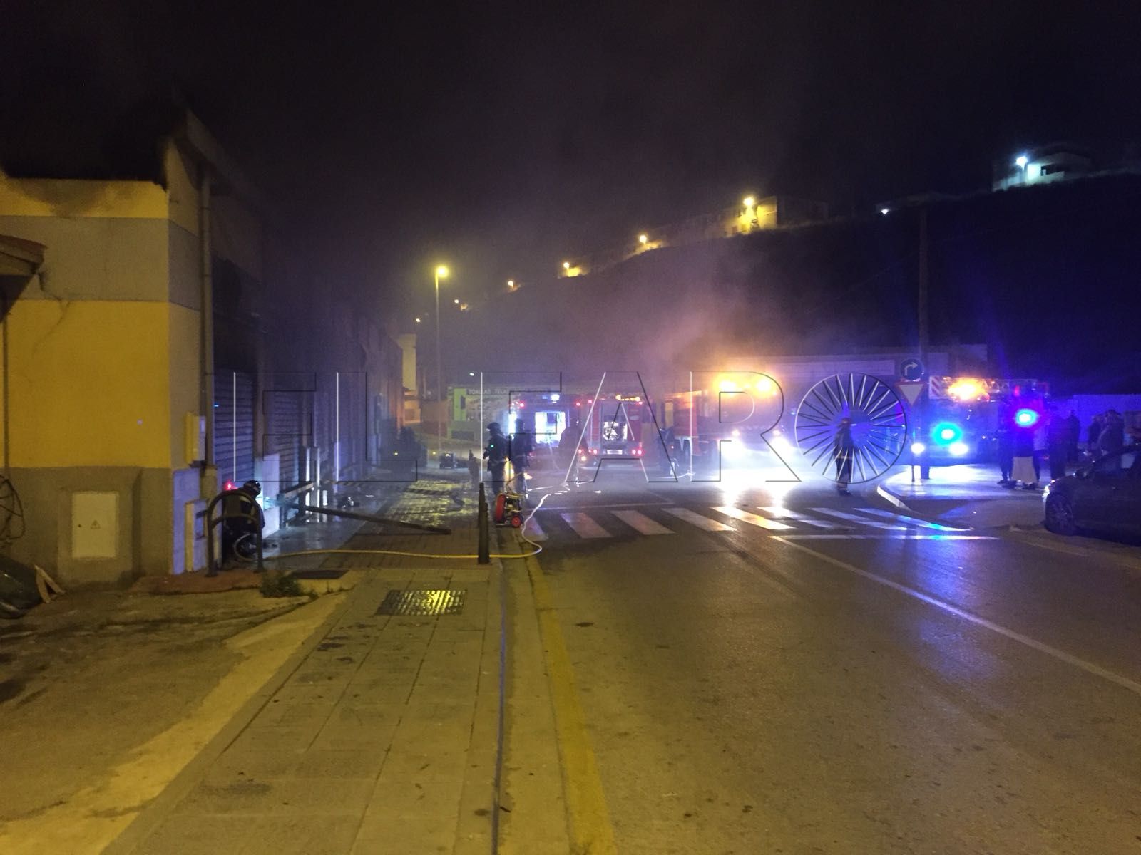 Una veintena de desalojados en la Almadraba por el incendio en un taller y un local de seguros