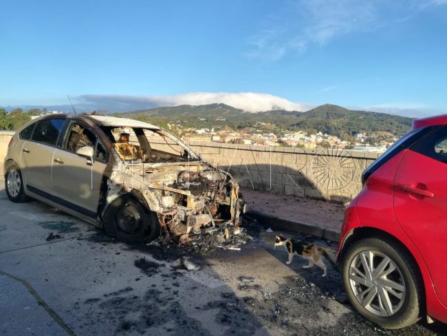 El Faro - Bomberos interviene en el incendio de un coche en Parques de Ceuta