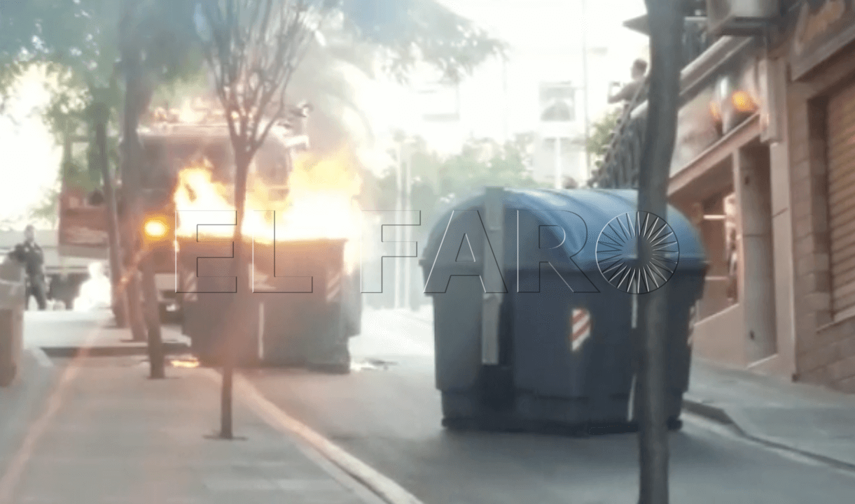 Expectación en la Plaza de los Reyes ante la nueva quema de un contenedor