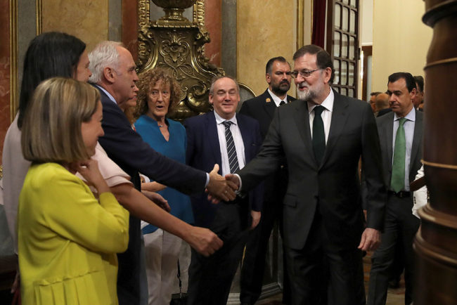Rajoy, despedido del Congreso entre aplausos y gritos de «presidente»