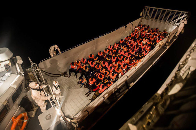 Rescate en alta mar, en la madrugada del domingo 10 de junio, de parte de los 629 inmigrantes que han sido rescatados por el barco "Aquarius", al que se le ha impedido atracar en Italia y Malta. El presidente del Gobierno español dio hoy instrucciones para que el barco pueda atracar en el puerto de Valencia para evitar una catástrofe humanitaria. EFE/Oscar Corral