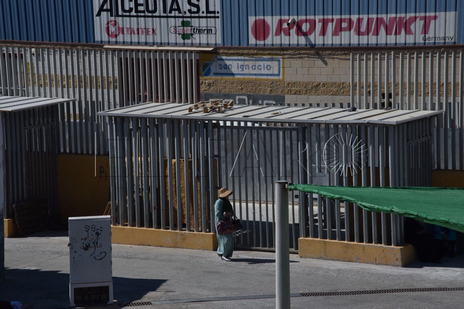 El paso del ‘Tarajal II’ cierra al porteo y el enorme blindaje ralentiza la entrada por la frontera