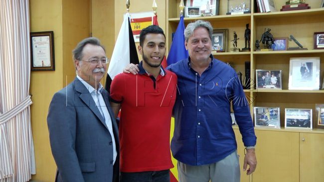 El presidente Vivas recibe al futbolista ceutí Anuar Tuhami