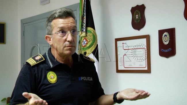 El superintendente jefe siempre va tarde y mal