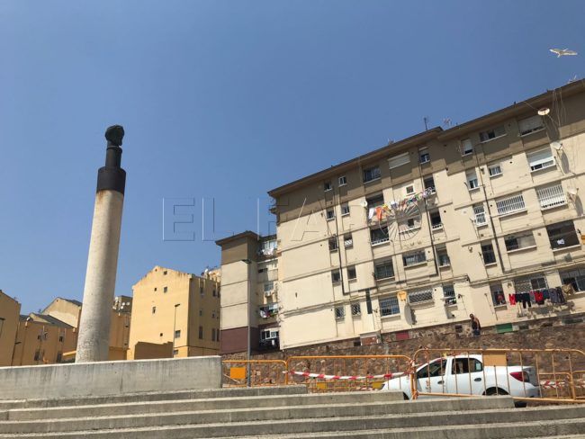 El busto de Al Idrissi vuelve a emerger: retiran las señales que instalaron junto al monumento