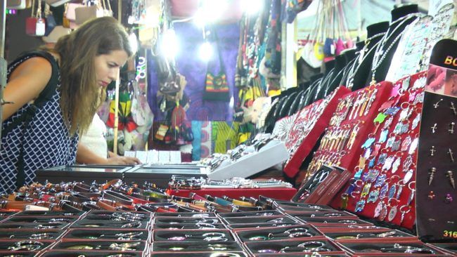 Reportaje: Los ‘hippies’, una cita obligatoria para comprar en la Feria de Ceuta