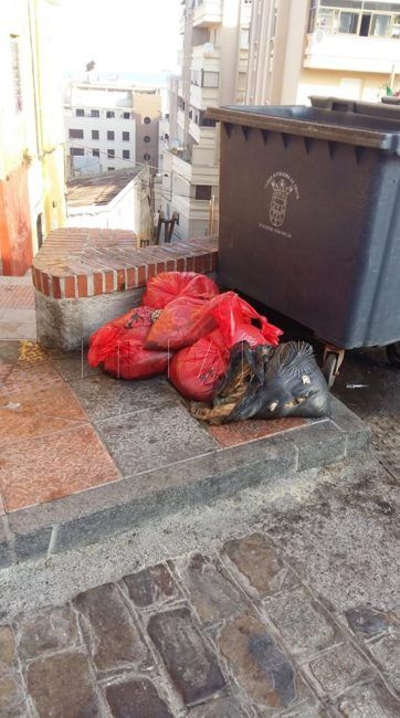 Las bolsas con restos del cordero siguen apareciendo porque aún hay sacrificios