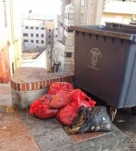 Las bolsas con restos del cordero siguen apareciendo porque aún hay sacrificios