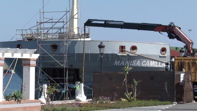 Avanzan los trabajos de reparación del Manisa Camilla en el muelle España