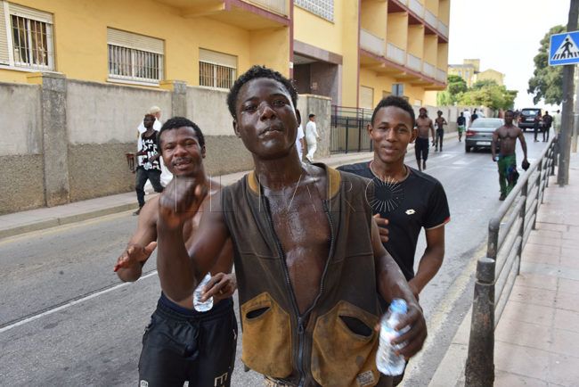 FOTOS | El salto masivo a la valla de Ceuta, en imágenes