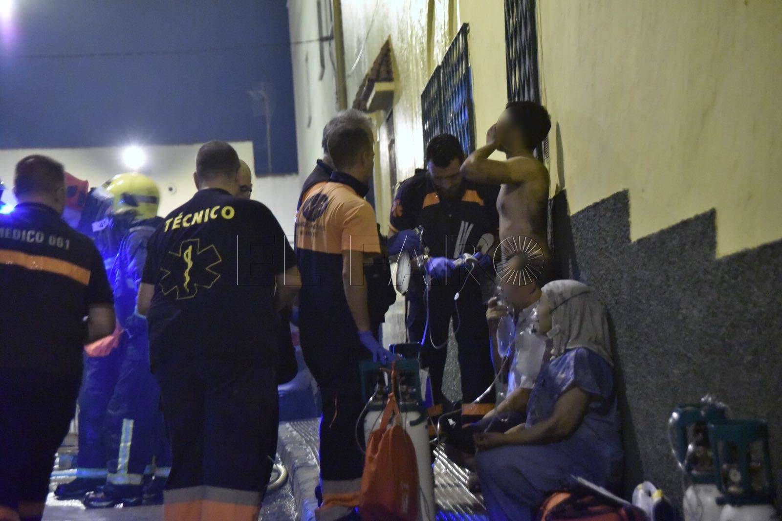 El SEIS extingue un espectacular incendio con tres evacuados de una vivienda en la barriada 12 de Diciembre