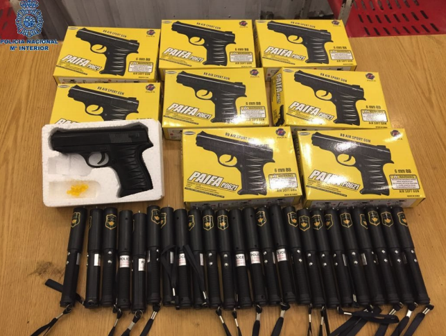 La Policía Nacional interviene ocho pistolas simuladas y 24 defensas eléctricas en un puesto de la Feria