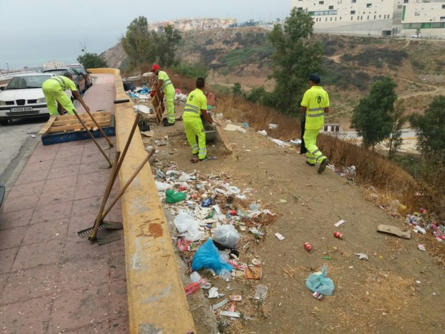 Medio Ambiente retira residuos en zonas de difícil acceso cerca del cementerio de Sidi Embarek