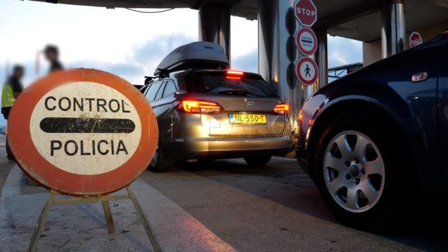 En la piel | La Policía Nacional en el Puerto: La frontera entre cumplir la ley o burlarla