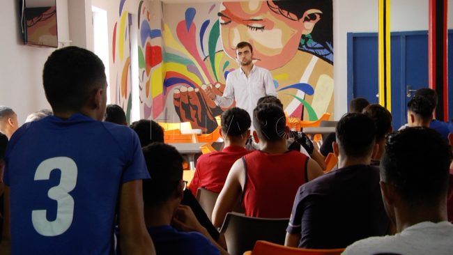 El Ministerio pide apoyo para escolarizar a los MENA de Ceuta en aulas de adaptación lingüística