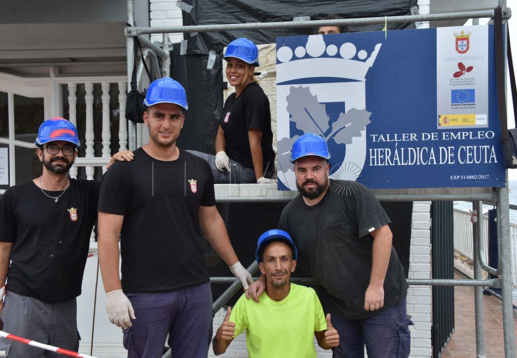 Estudiantes de Heráldica de Ceuta restauran el Escudo de Felipe V del CN Caballa