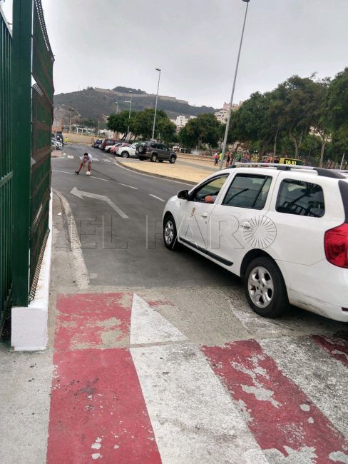 Usuarios de la Marina denuncian el «peligro» que corren los niños que juegan al fútbol en las pistas