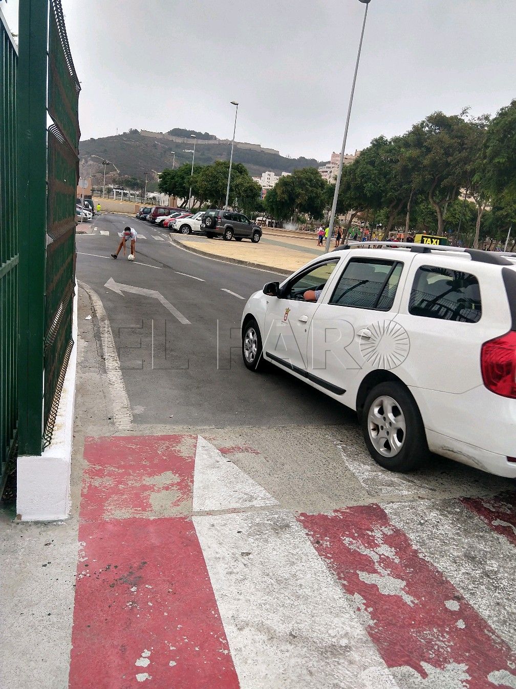 Usuarios de la Marina denuncian el «peligro» que corren los niños que juegan al fútbol en las pistas