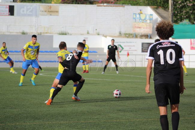 Dos goles de Chico dan el primer triunfo al Ceuta