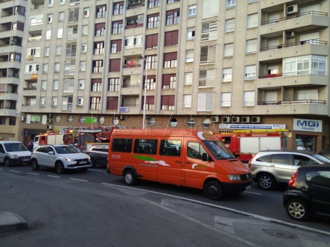 Echan líquido inflamable y prenden fuego a la puerta de un vecino del Sardinero