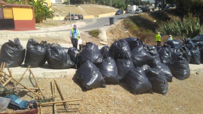 Sofás, escombros: el sucio rastro humano en los montes de Ceuta