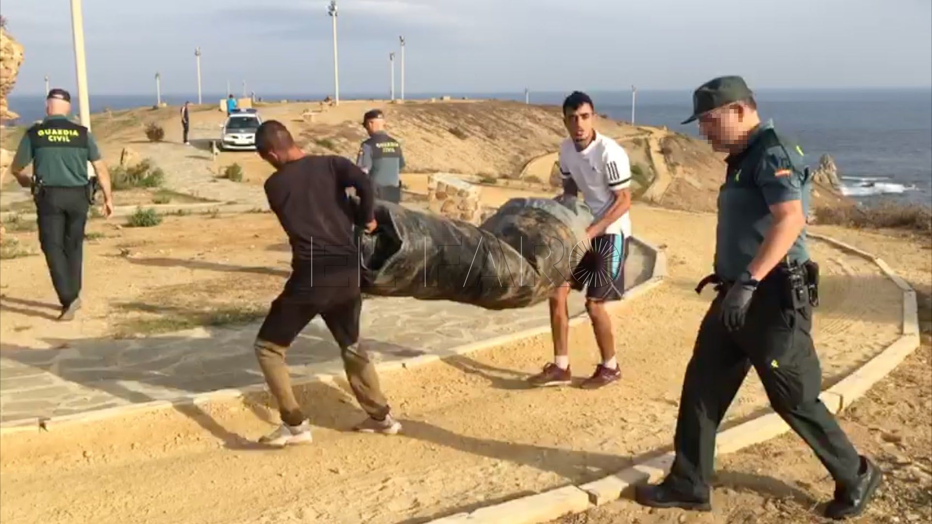 La Guardia Civil impide la salida de cuatro marroquíes en una embarcación desde Ceuta