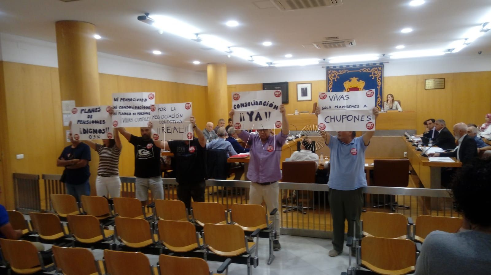 Los trabajadores irrumpen en el Pleno con carteles: «Vivas, sólo mantienes a chupones»