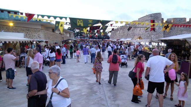 Pasacalles, actuaciones y más de 60 puestos de artesanía en el Mercado Medieval