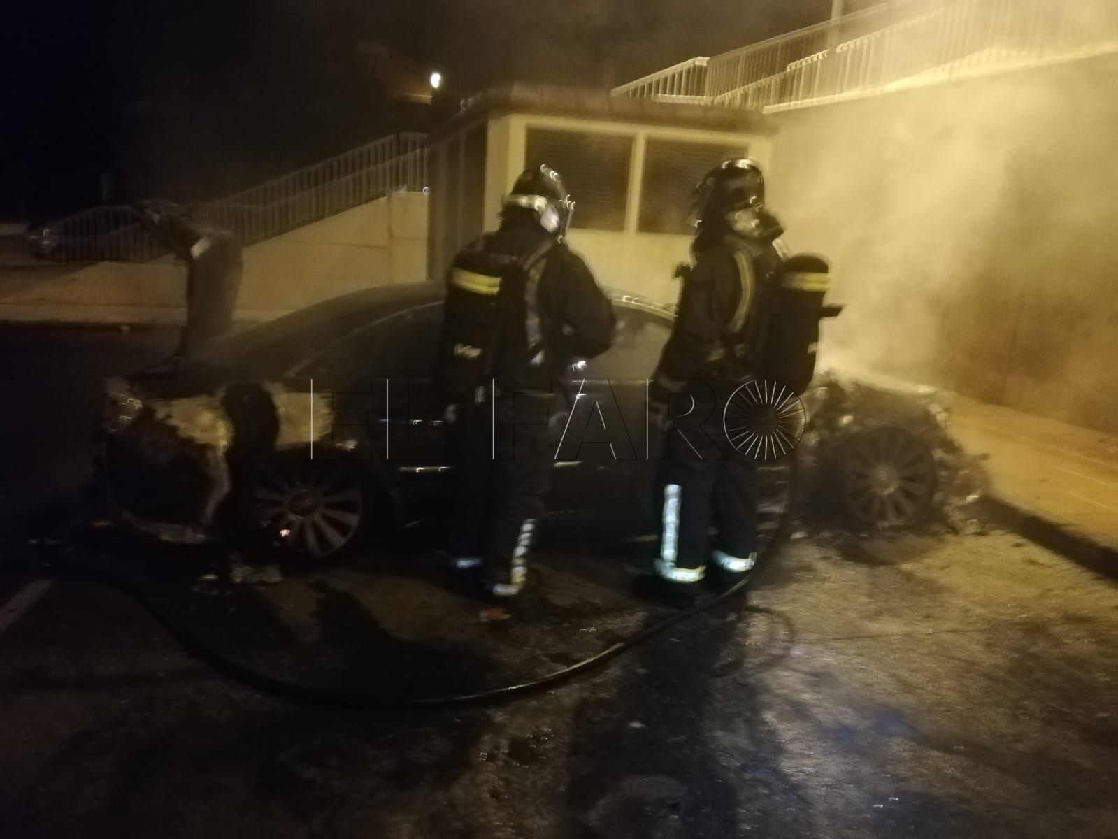 Sofocan de madrugada el incendio de un coche de alta gama en el barrio del Príncipe