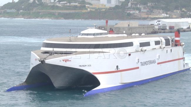 El Milenium Dos regresa al puerto para la evacuación de un pasajero