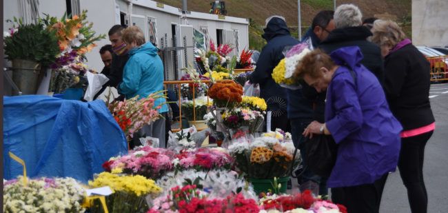 La lluvia amenaza la venta de flores para el Día de Todos los Santos