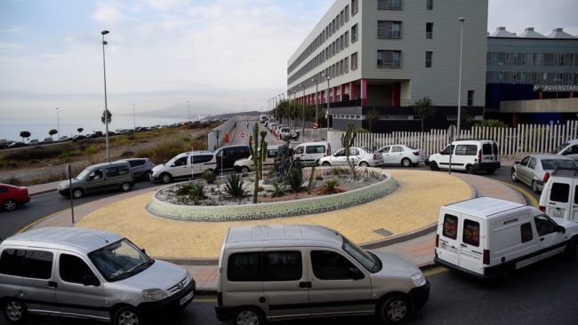 El Faro - Hachuel culpa a los coches patera que pernoctan en Ceuta de los atascos