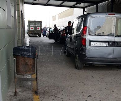 Indignación ciudadana: Los coches-patera bloquean el acceso al Hospital e impiden la llegada de urgencias