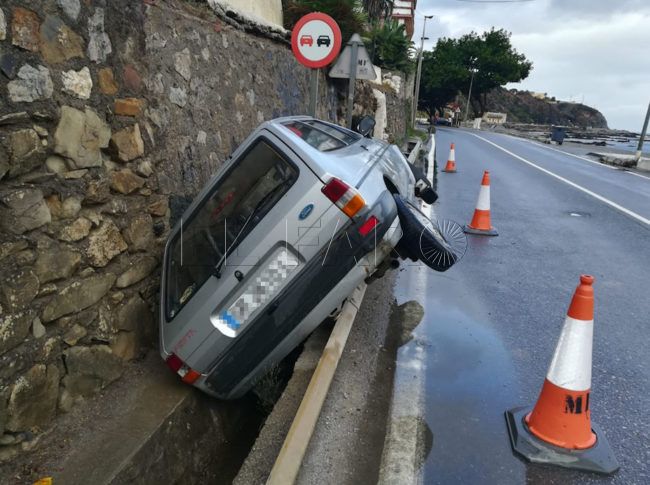 Un vehículo queda semivolcado tras un accidente en Benítez-Postigo