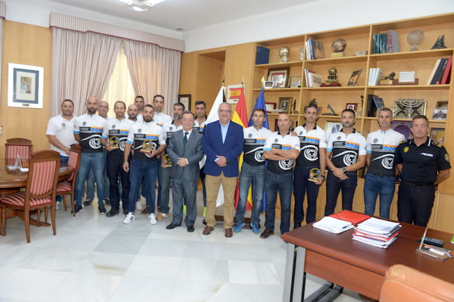 Vivas felicita a los policías ganadores del campeonato de ciclismo BTT y a los bomberos que participaron en los Juegos Europeos