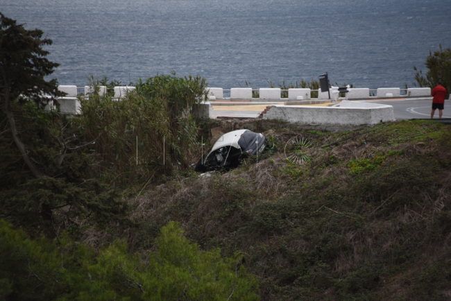 Un vehículo con tres personas se precipita por un barranco del Hacho