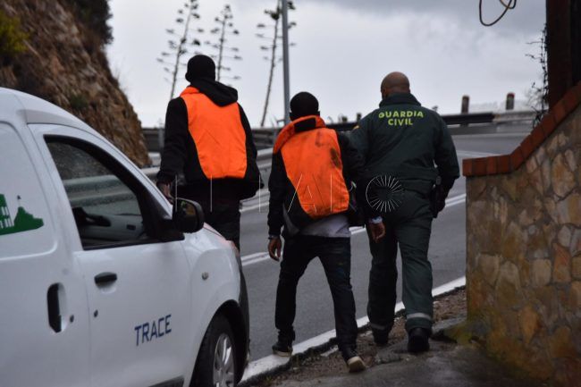 Dos inmigrantes de origen subsahariano saltan la valla fronteriza