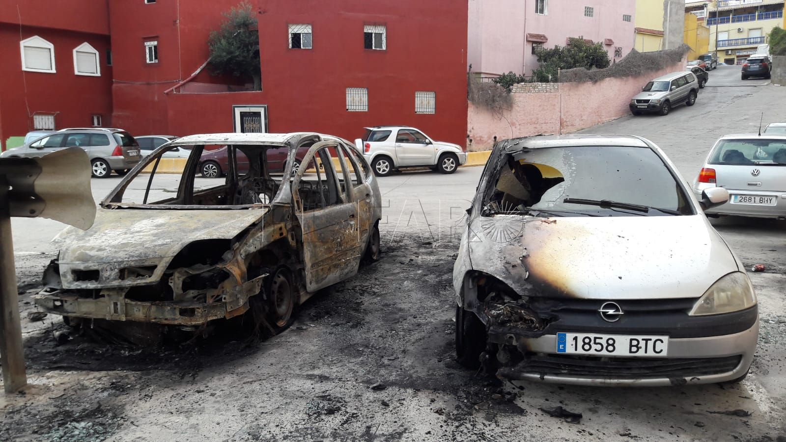 Tres vehículos dañados por las llamas tras un incendio en Poblado Regulares