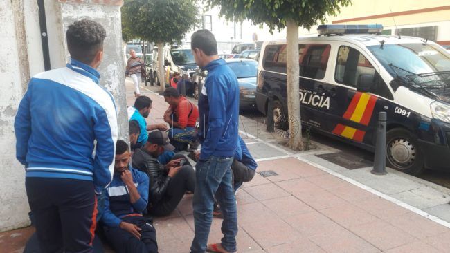 Manifestación de varios argelinos del CETI en protesta por su bloqueo en Ceuta