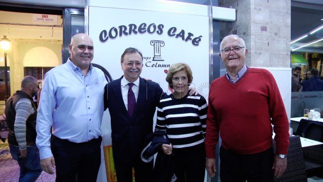 Correos Café abre sus puertas rodeados de amigos, familiares y representantes de la hostelería de la ciudad