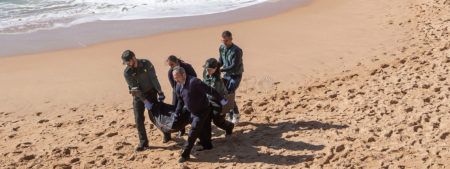 HALLADO OTRO CADÁVER TRAS EL NAUFRAGIO DE UNA PATERA EN CÁDIZ