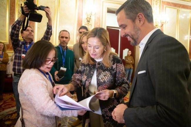 El Faro - Alumnos de los colegios de Ceuta visitan el Senado por el Aniversario de la Constitución