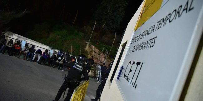 La Policía Nacional controla el ambiente de tensión entre los inmigrantes del CETI