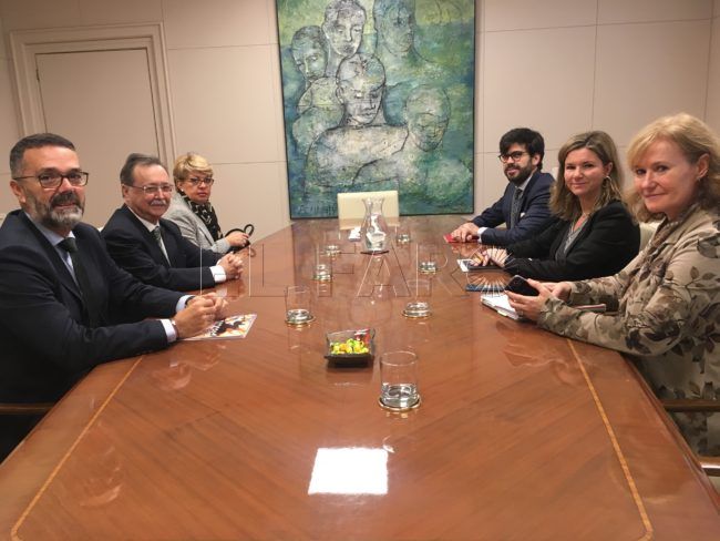 Fomento se compromete a analizar posibles soluciones para el transporte aéreo