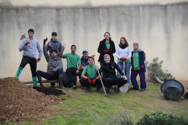 El ‘Clara Campoamor’ planta tres árboles en un parque cercano al centro