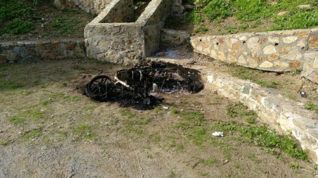 Oleada de vandalismo en el Sarchal: roban y queman una motocicleta de una vecina