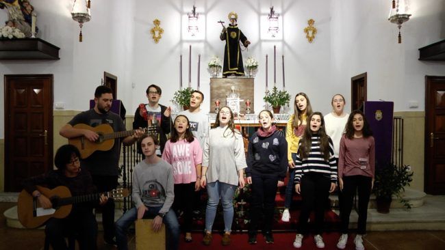 El coro juvenil apuesta por la tradición musical con letras adaptadas  